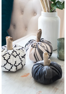 diy--Fall--Scrap-Fabric-Pumpkins--sustainmycrafthabit.com.png