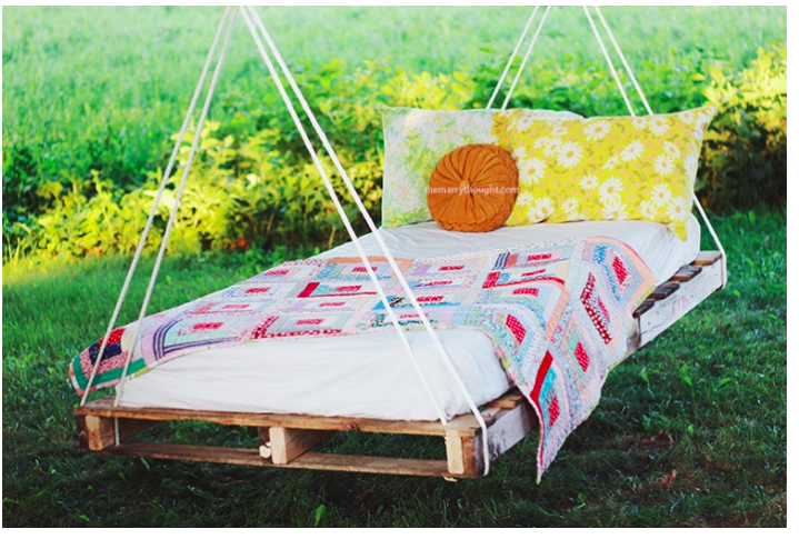 diy--Pallets--Pallet-Swing-Bed--themerrythought.com.png