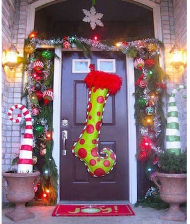 diy--ch--outdoor--grinch-door-stocking--source-unkown.png